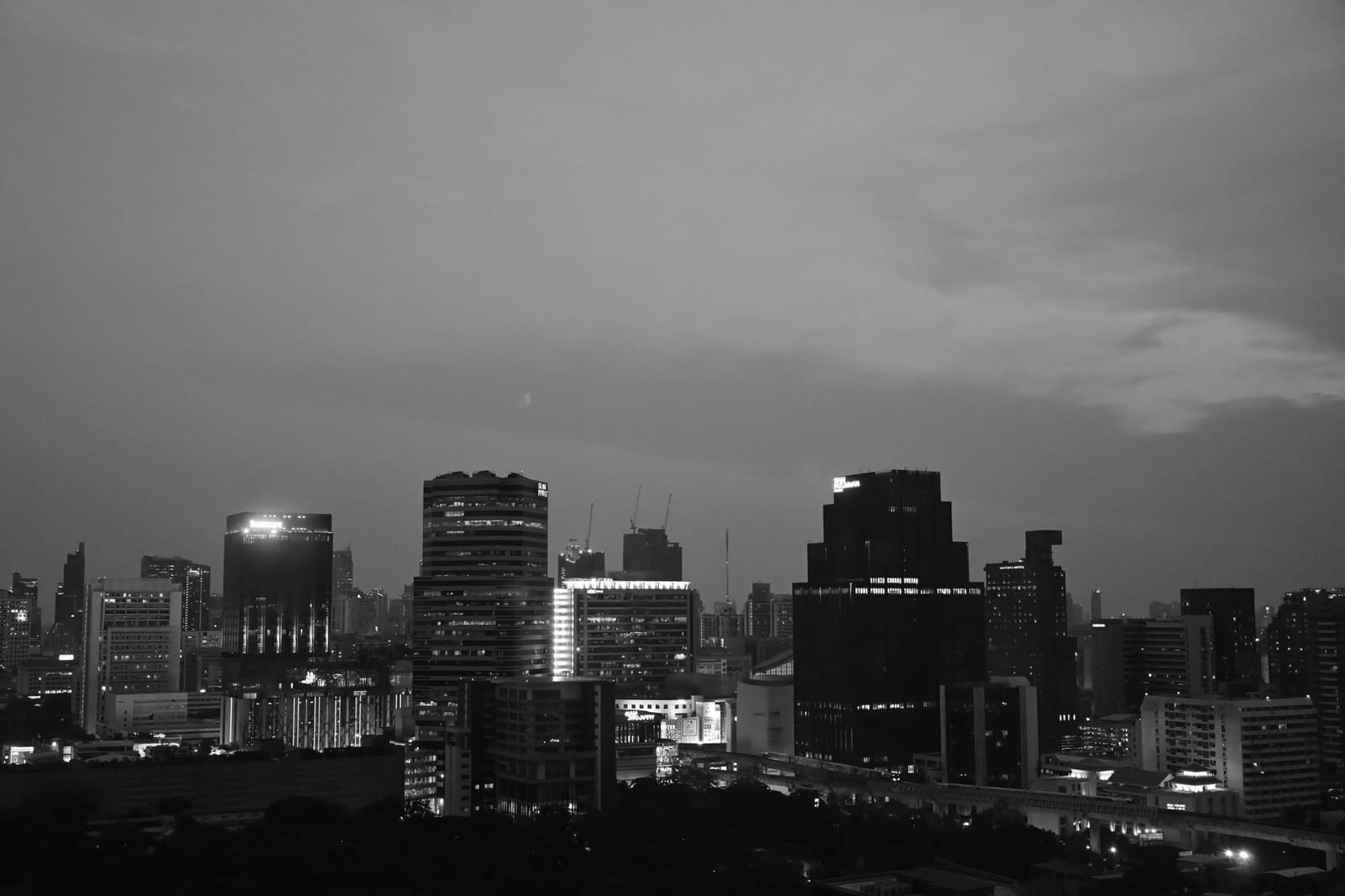 Skyline van Bangkok bij avond, thuisbasis van drankenconcern ThaiBev