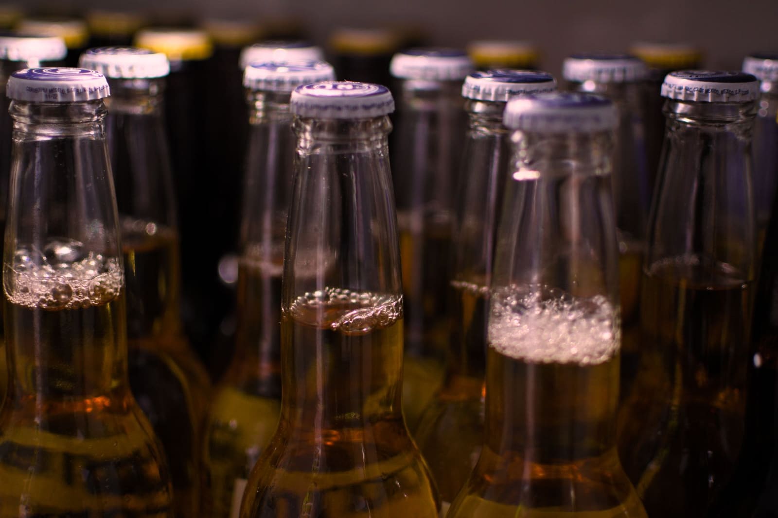 Flessen Chang-bier van drankenconcern ThaiBev naast elkaar op een rij