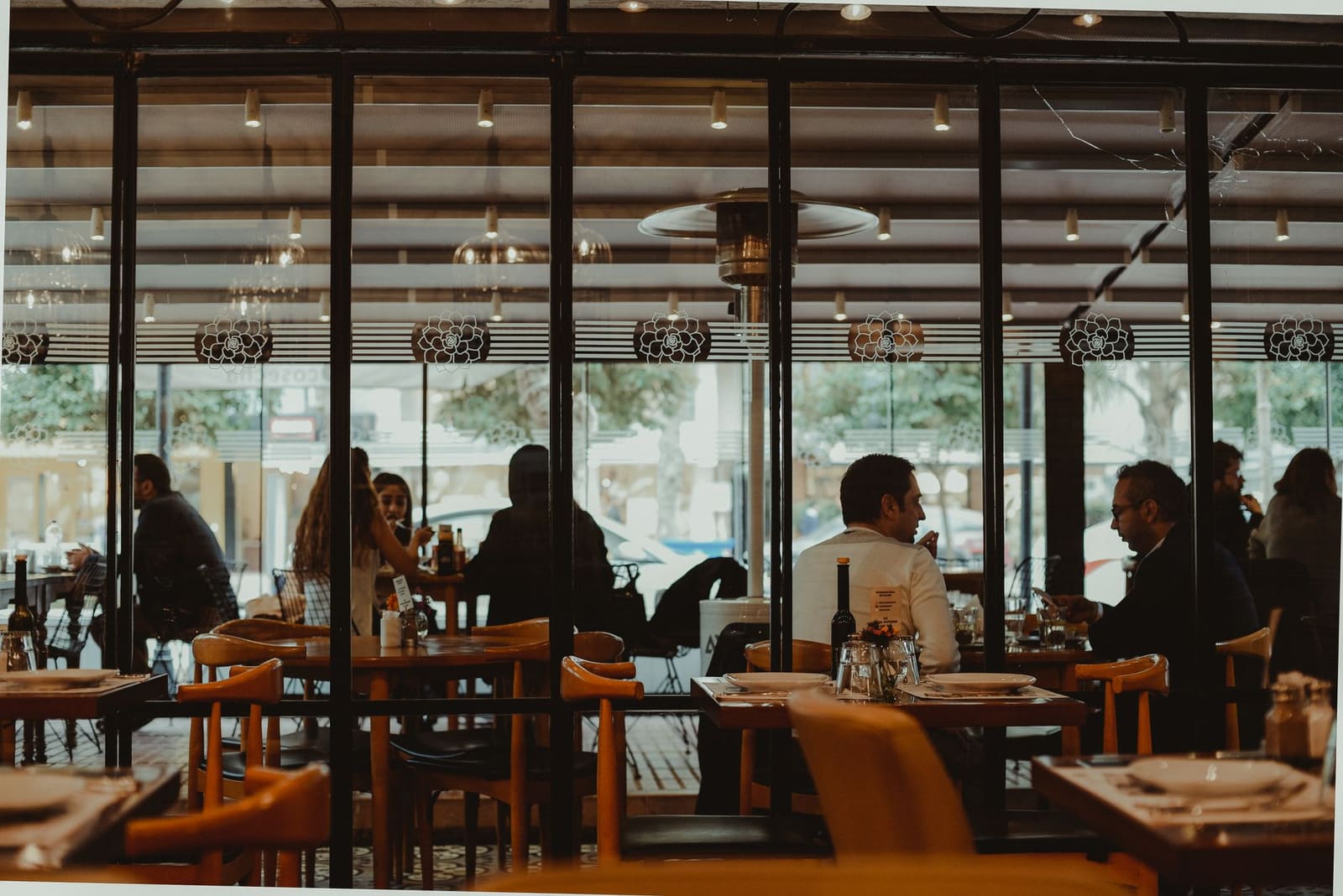 Sfeervol restaurantinterieur met tafels klaar voor gasten