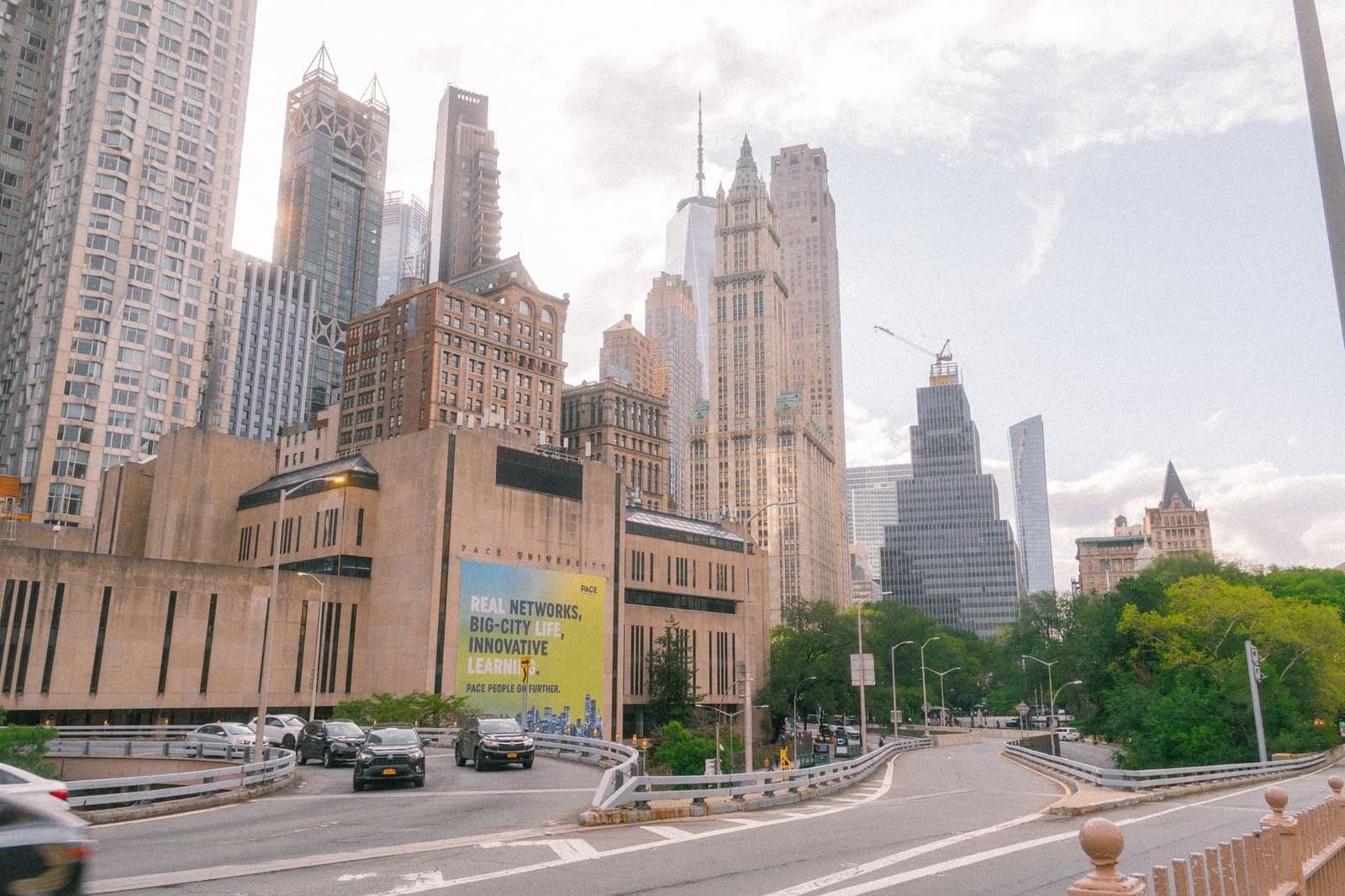 Straatbeeld van Manhattan met wolkenkrabbers op de achtergrond