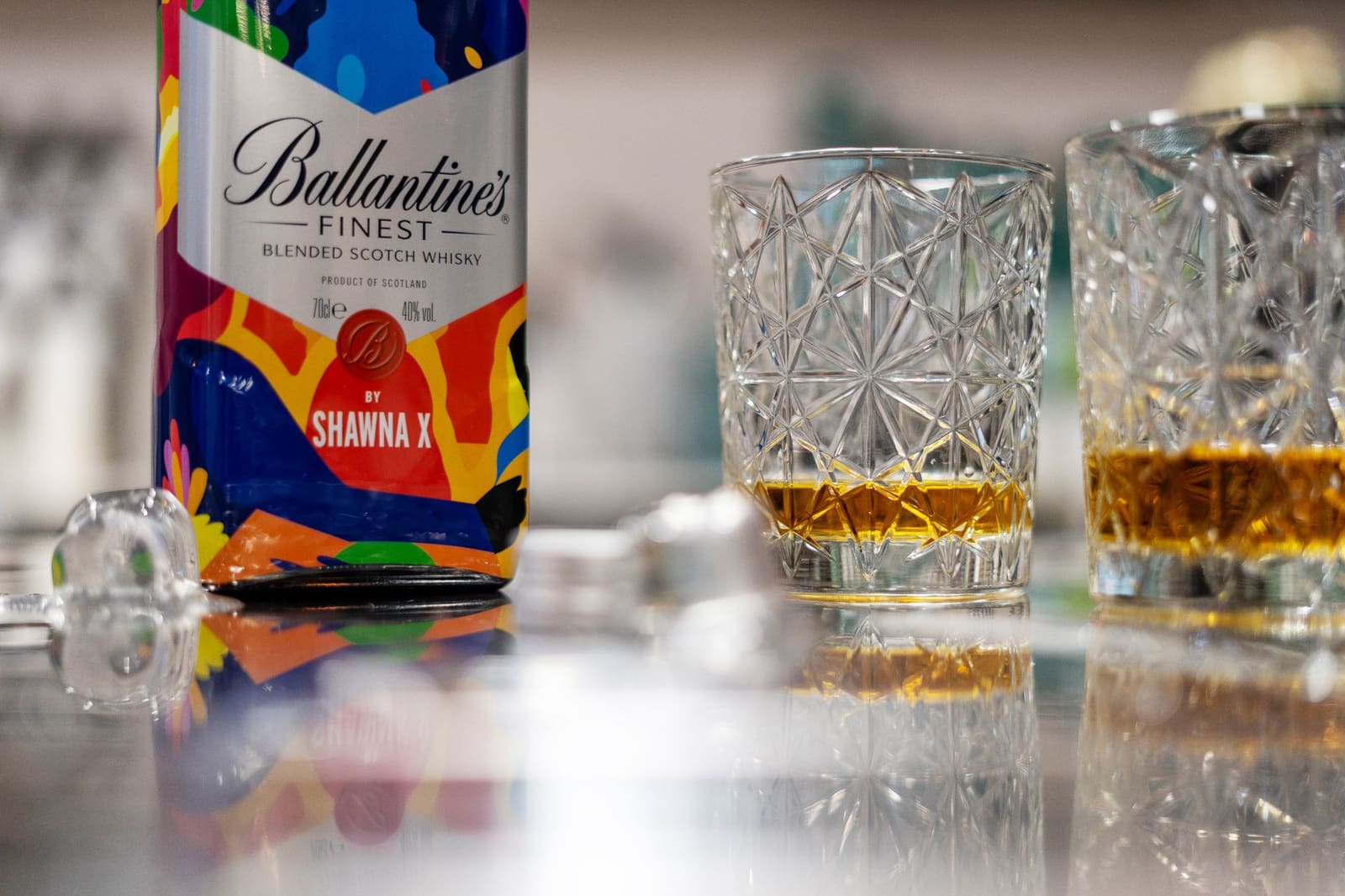 Glas amberkleurige whisky op een bar, klaar om te proeven