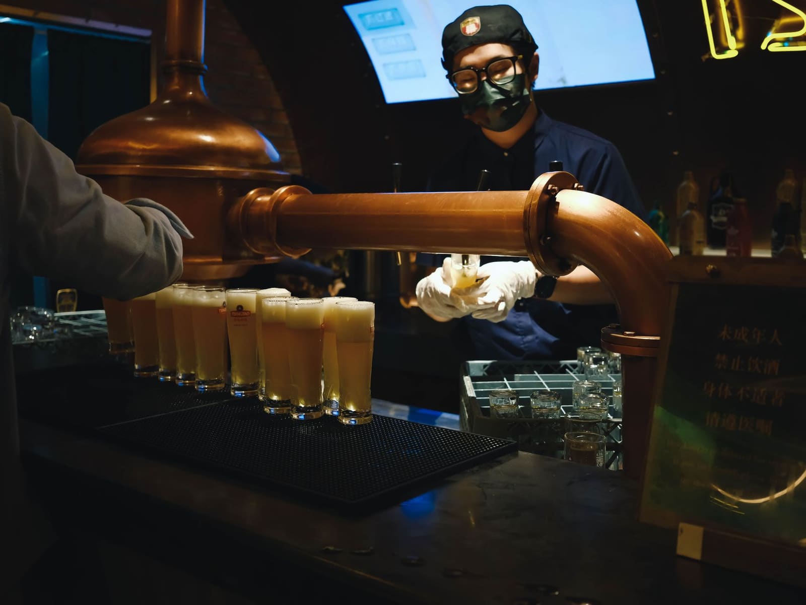 Koperen brouwketels in de microbrouwerij van een historisch pub, waar bier wordt gemaakt
