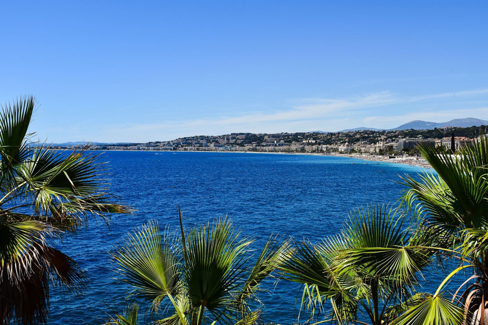 Zonnige kustlijn aan de Franse Rivièra met helderblauw water