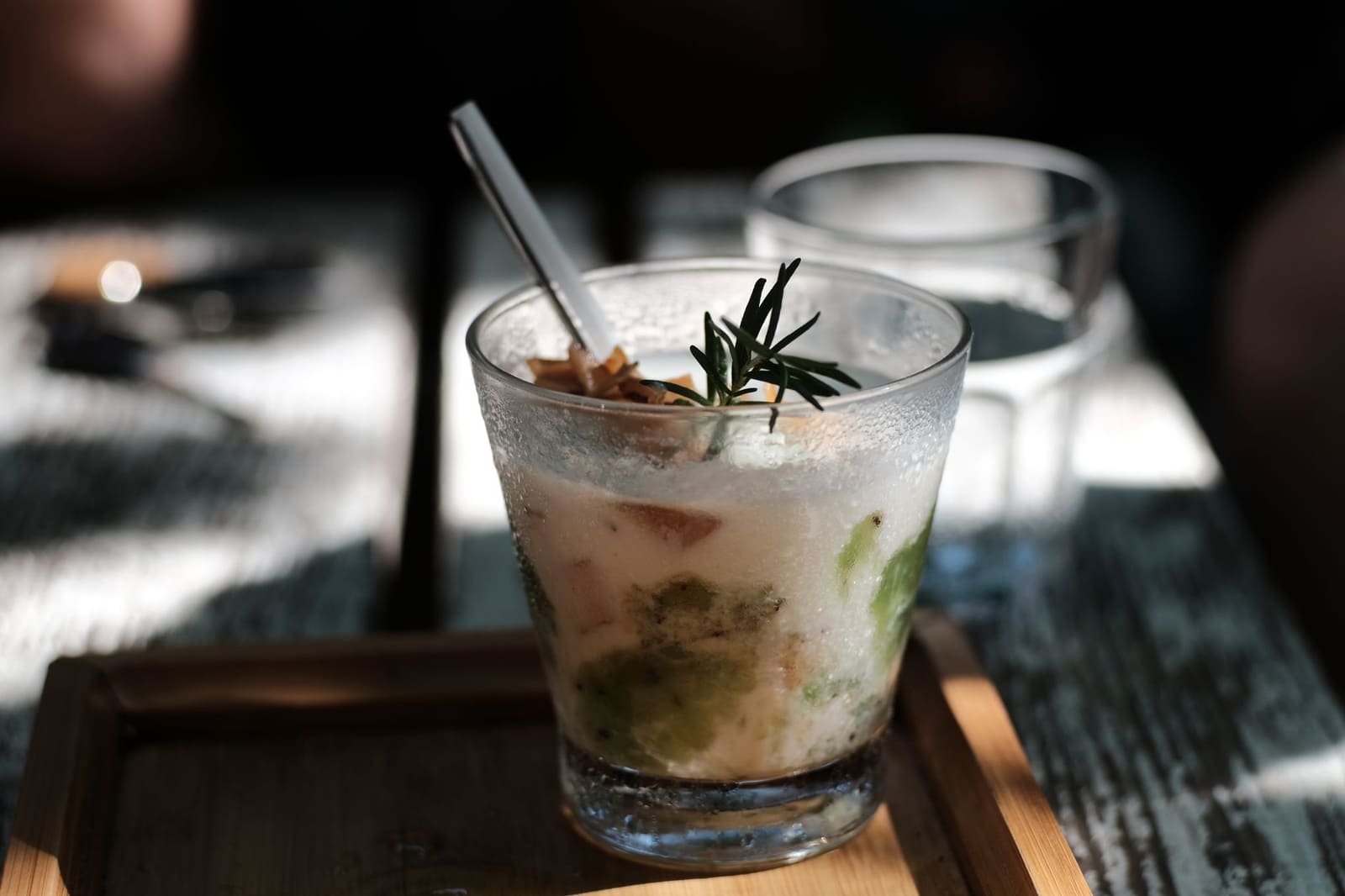 Cocktail gegarneerd met een takje verse rozemarijn