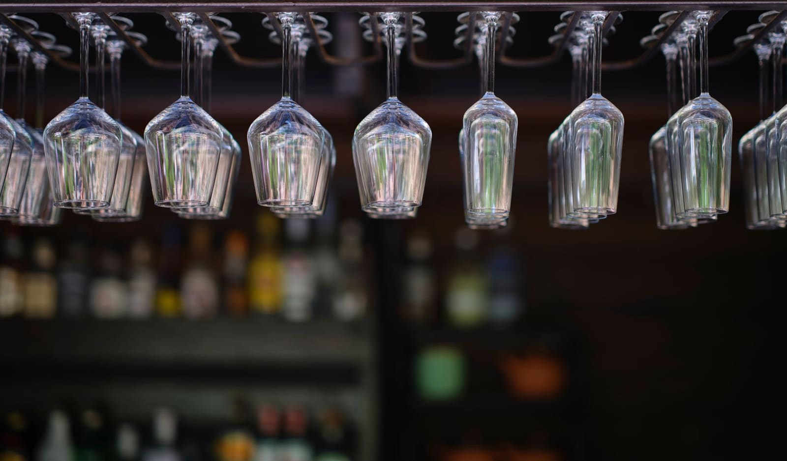 Verlaten bar na sluitingstijd met stoelen omhoog en gedimde verlichting