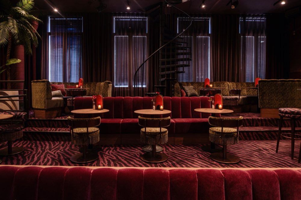 De nieuwe loungebar op de eerste verdieping van Thomas Eindhoven met rode fluwelen banken