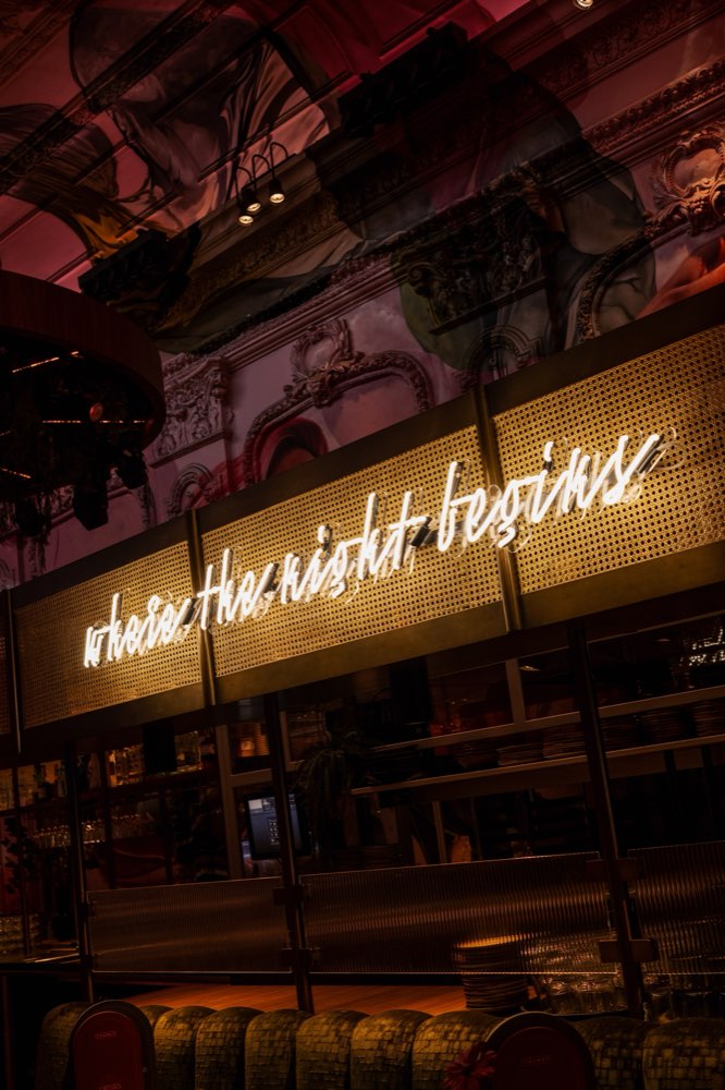 Neonletters met de nieuwe claim Where The Night Begins boven de bar van Thomas Eindhoven