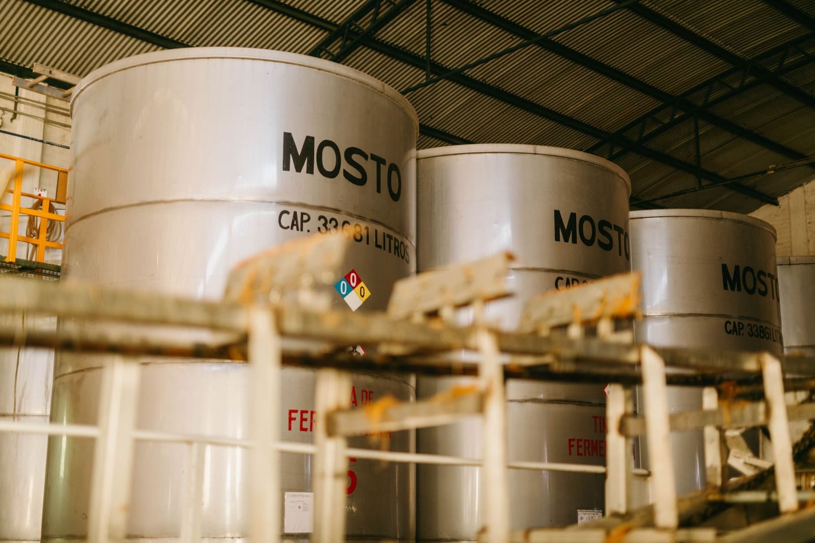 Grote roestvrijstalen brouwketels in een ambachtelijke brouwerij