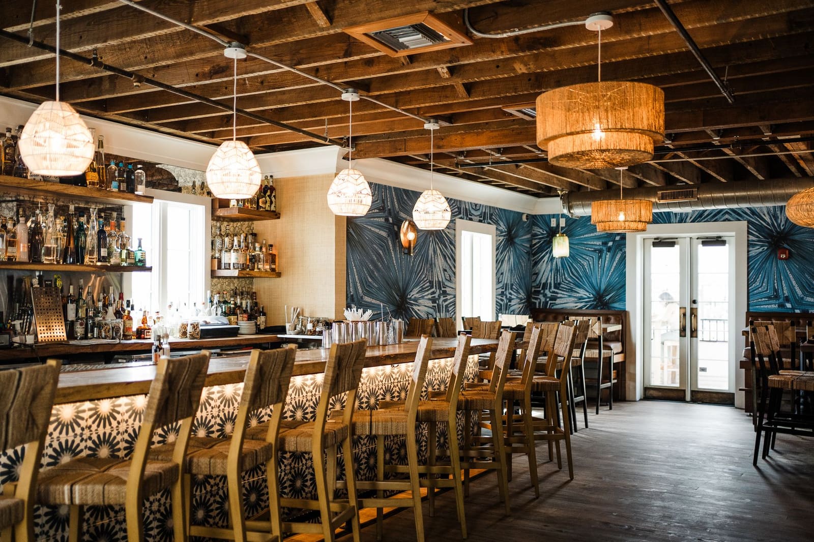 Exotisch ingericht tiki barinterieur met houten decor en verlichting