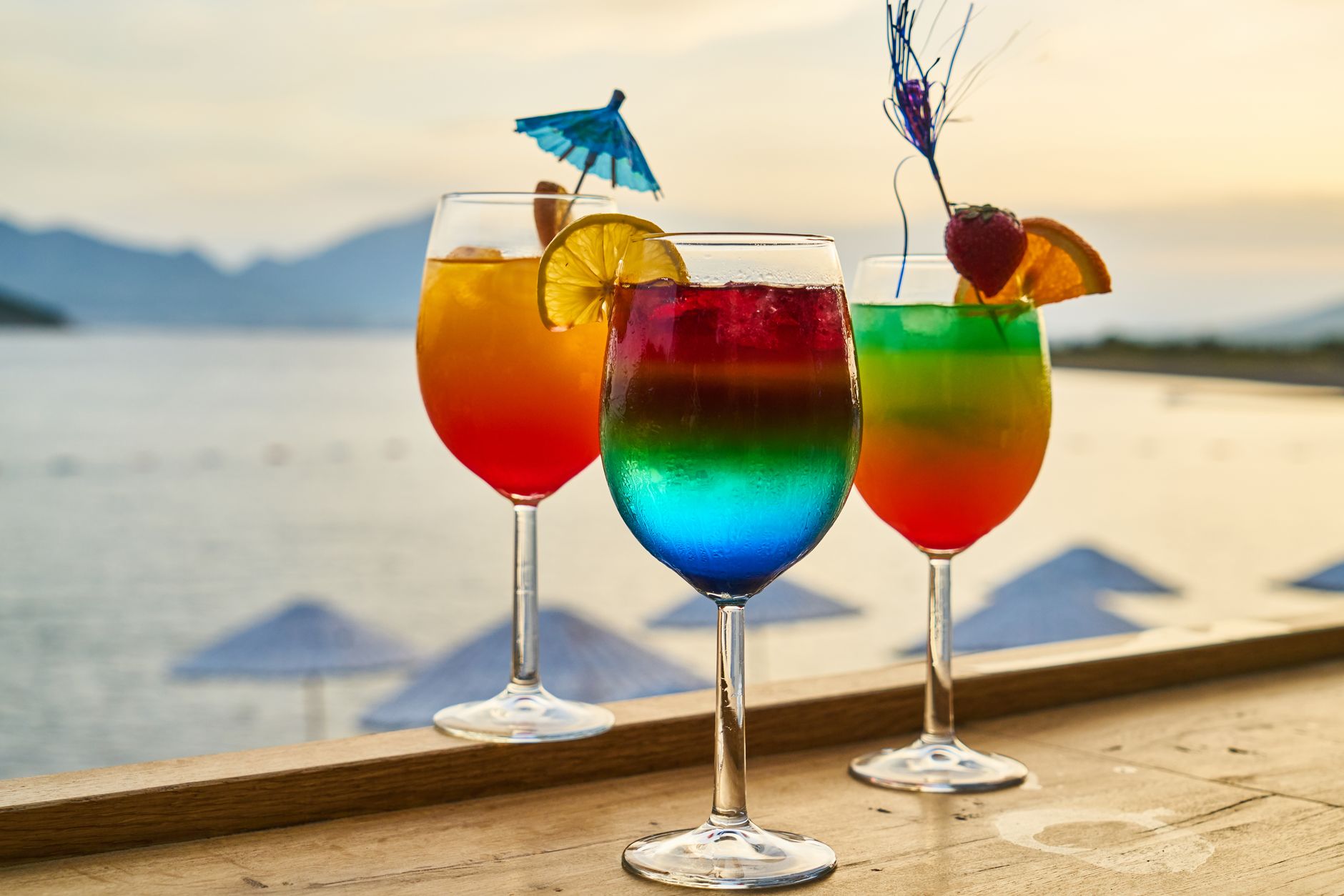 Tropische tiki-cocktail met garnering op een bar met exotisch decor