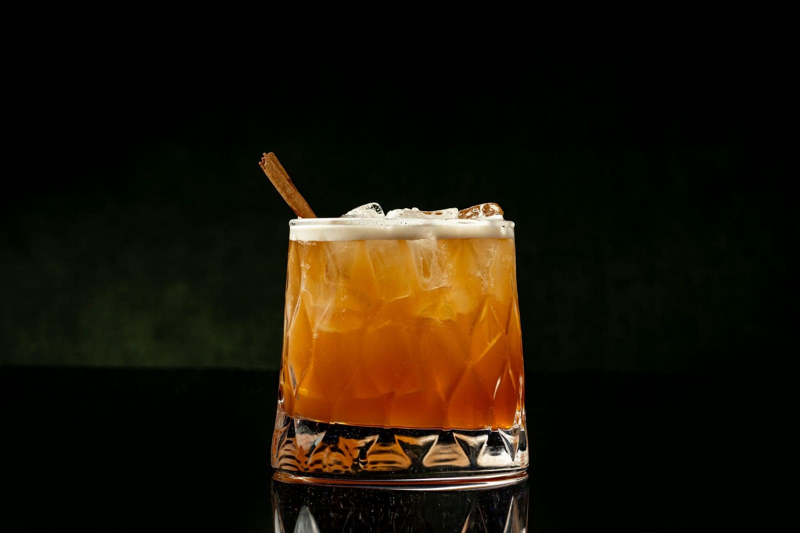 Rokerige mezcalcocktail geserveerd in een laag glas met ijs