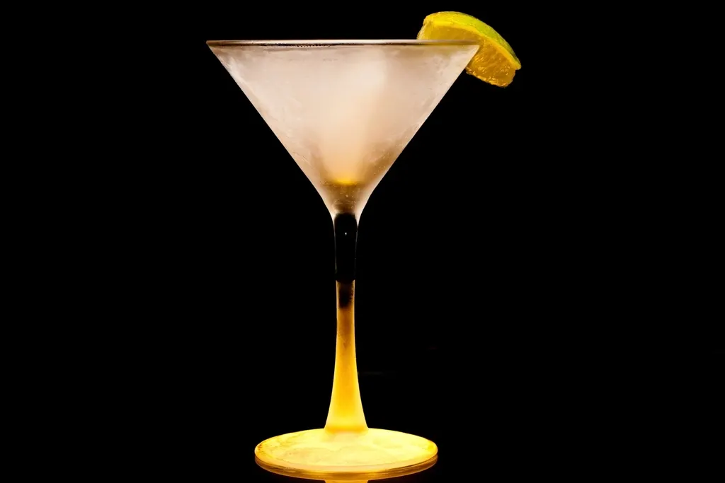 Martiniglas met een elegante cocktail op een bar