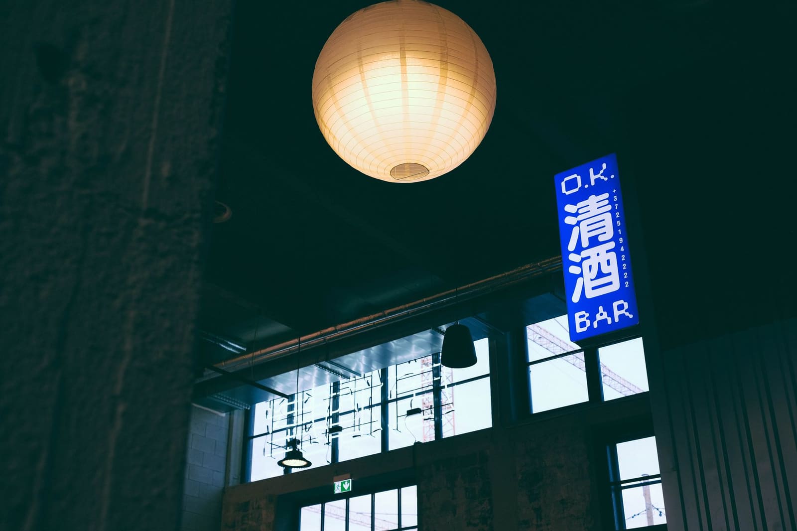 Het strakke interieur van een Japanse cocktailbar met houten details
