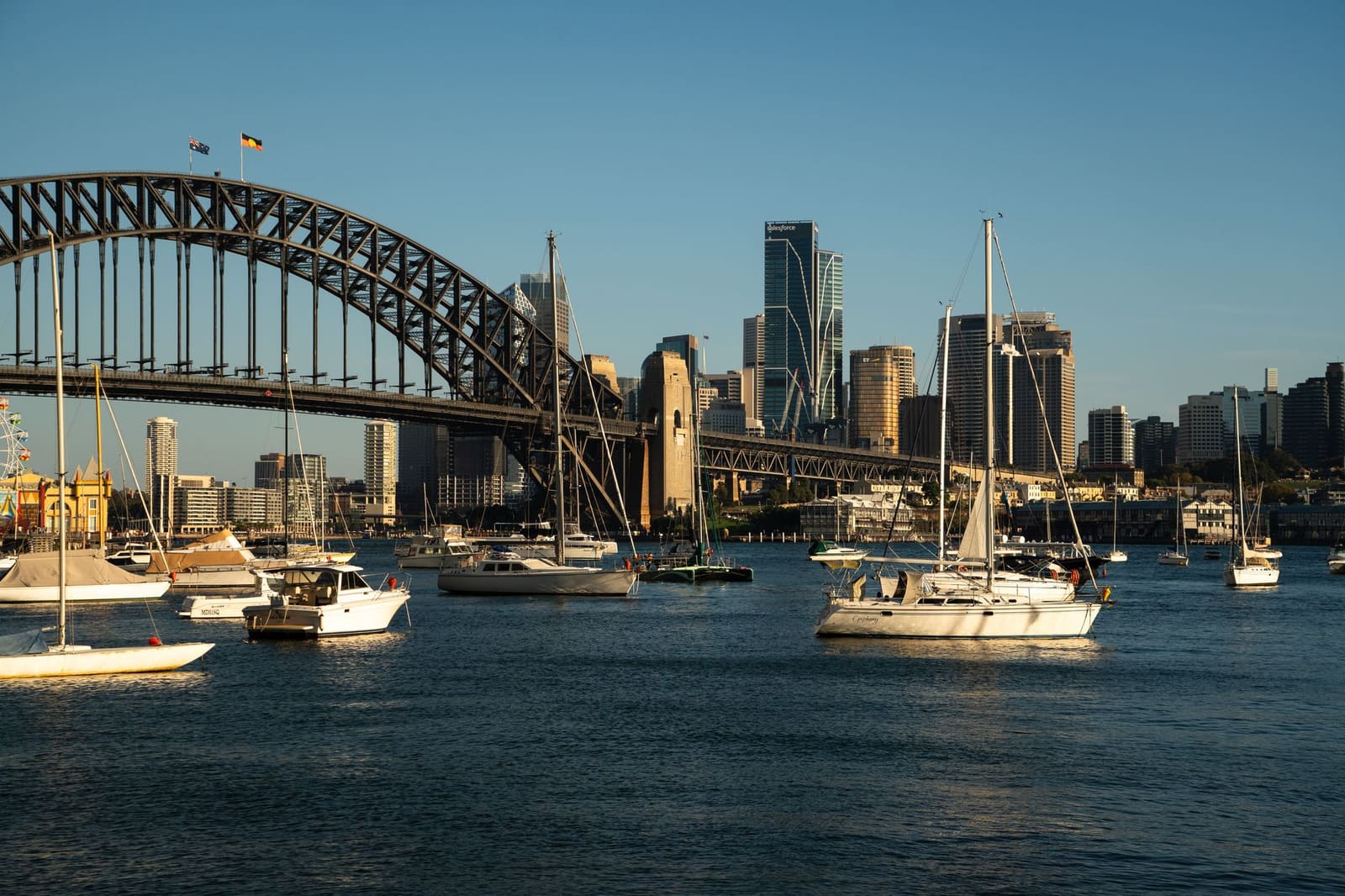 Skyline van Sydney met de haven op de achtergrond bij avondlicht