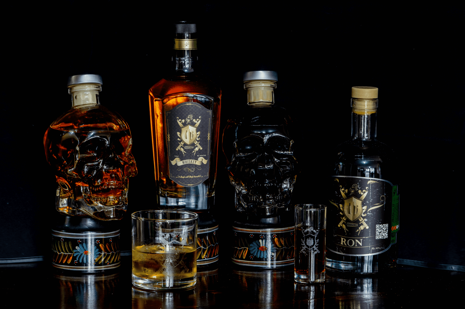 Close-up van een glas whiskey naast een fles op een houten bar
