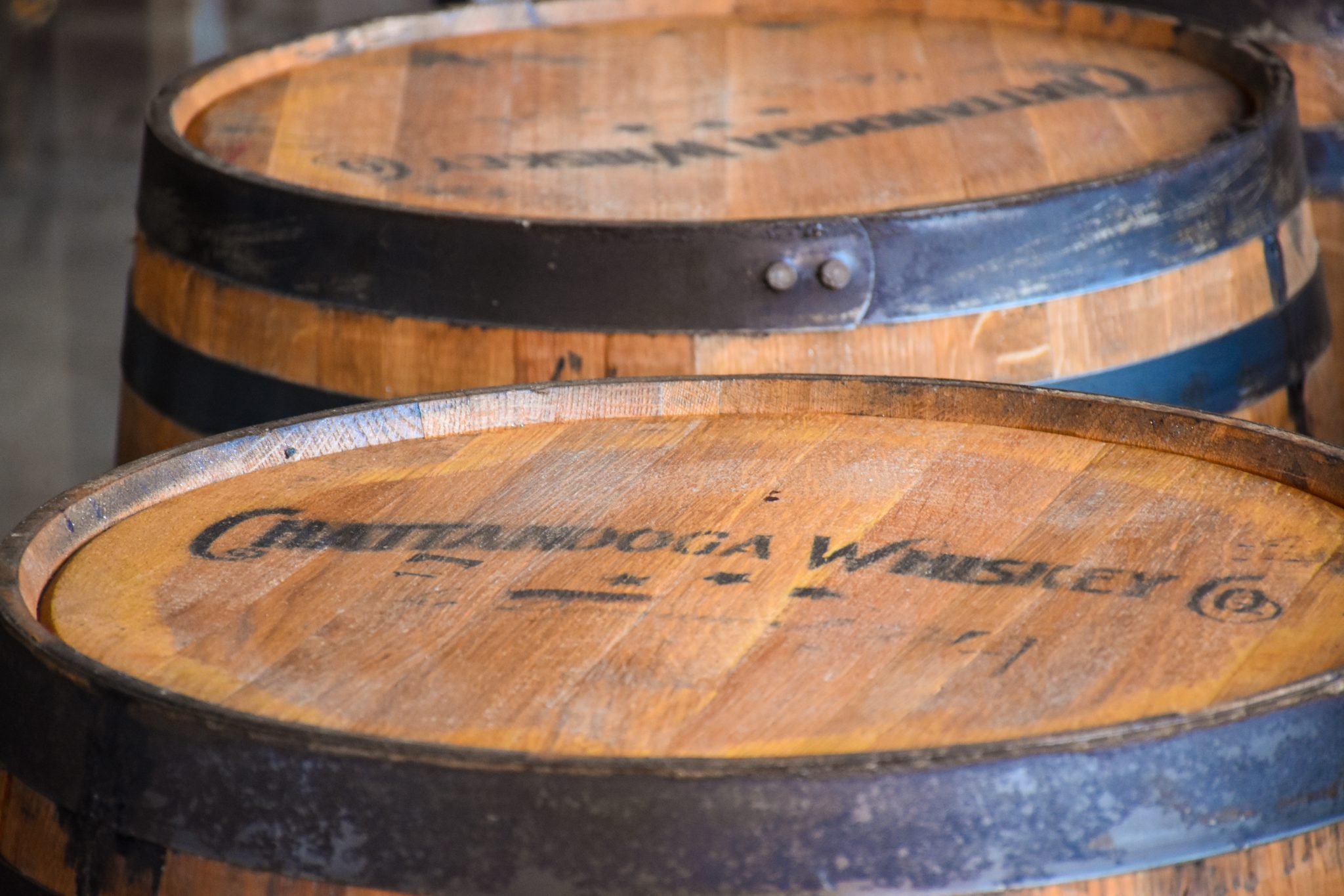 Rijen eikenhouten whiskeyvaten in een Amerikaanse distilleerderij zoals die van Brown-Forman