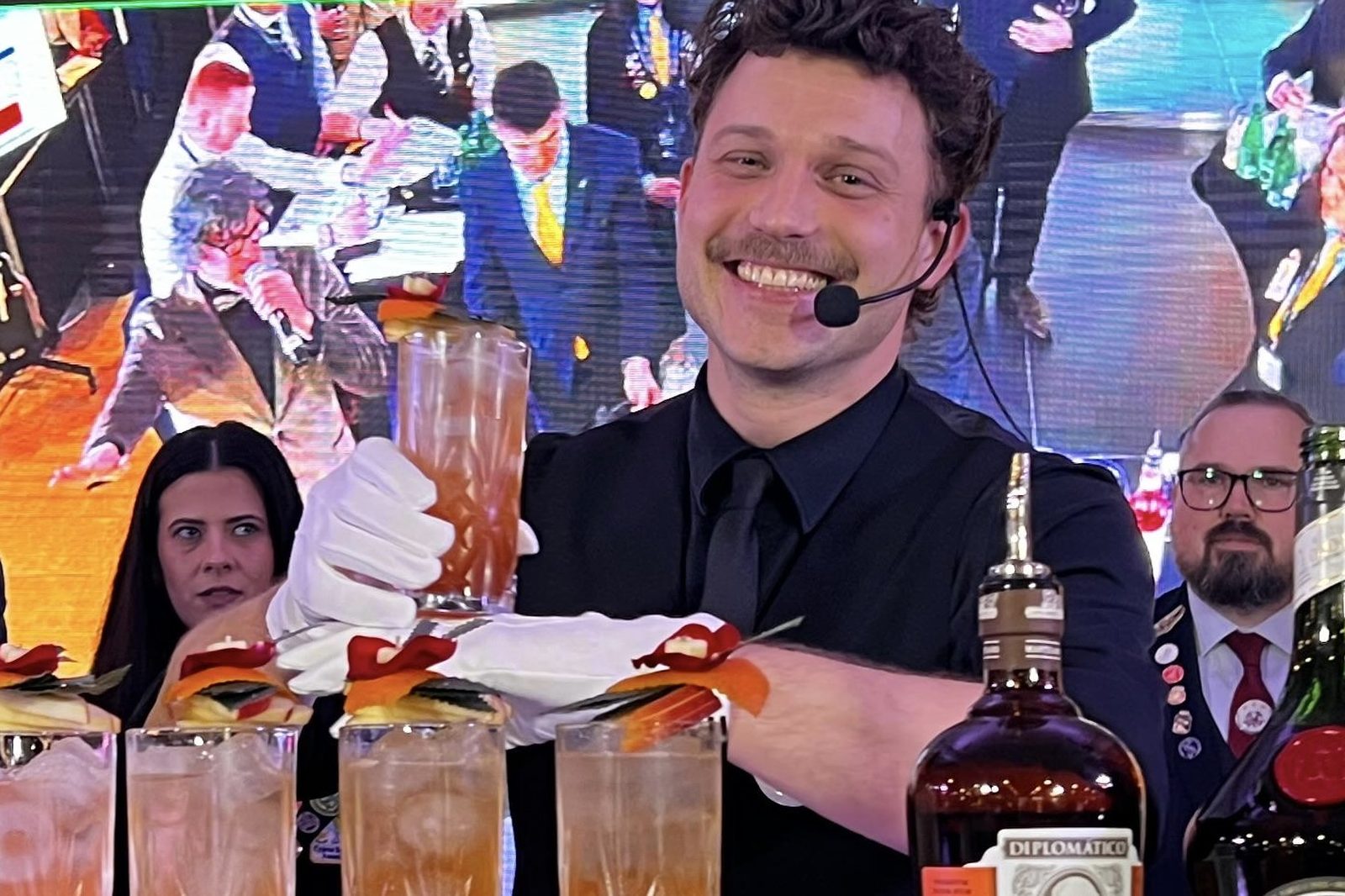 Jan Dirk Huijser van Reenen, Europees Kampioen 2026, achter de bar met zijn longdrinks