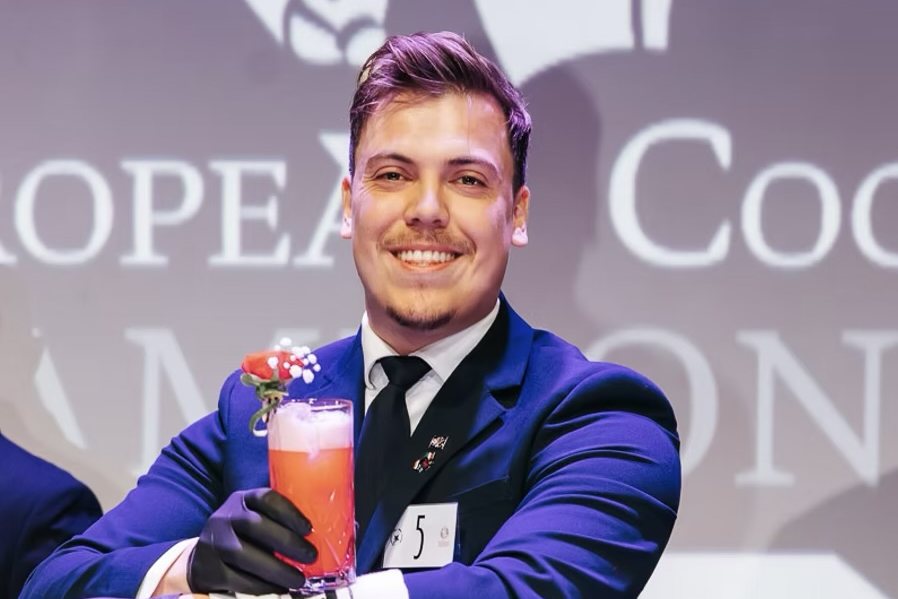 Jorit Frijling, Nederlands Kampioen 2026, met zijn cocktail op het podium