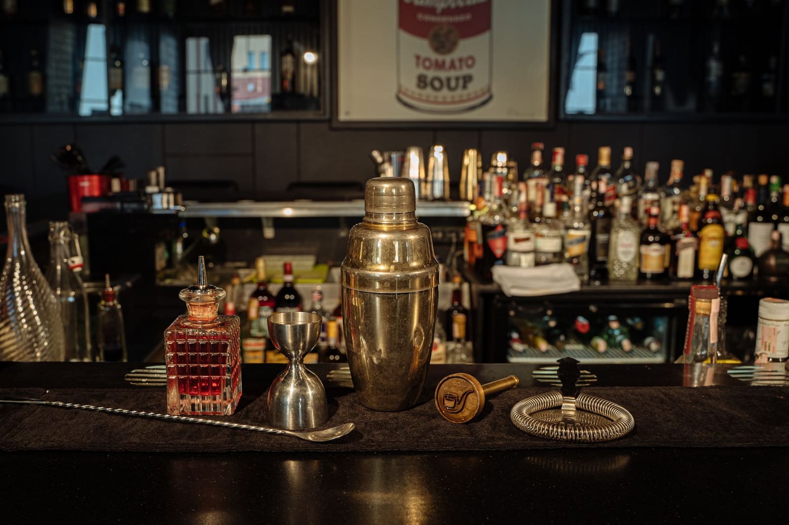 Cocktailshaker en barlepel klaar voor gebruik op de bar