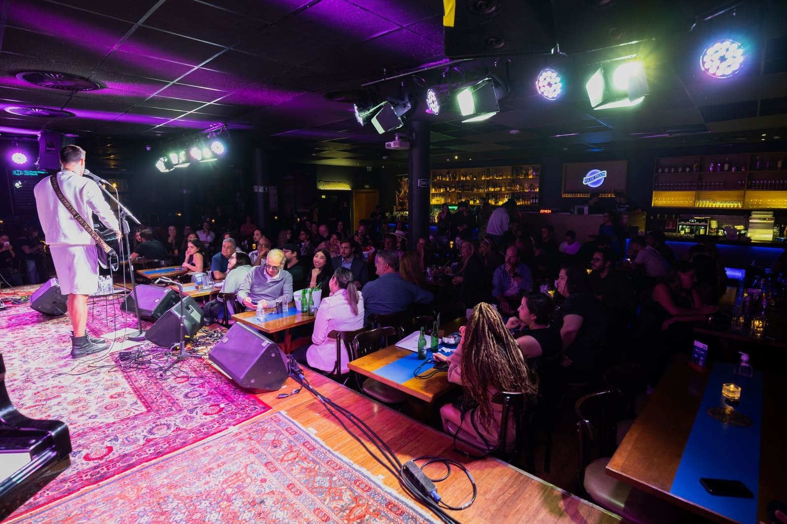 Drukke bar vol gasten tijdens een avondlijke rush