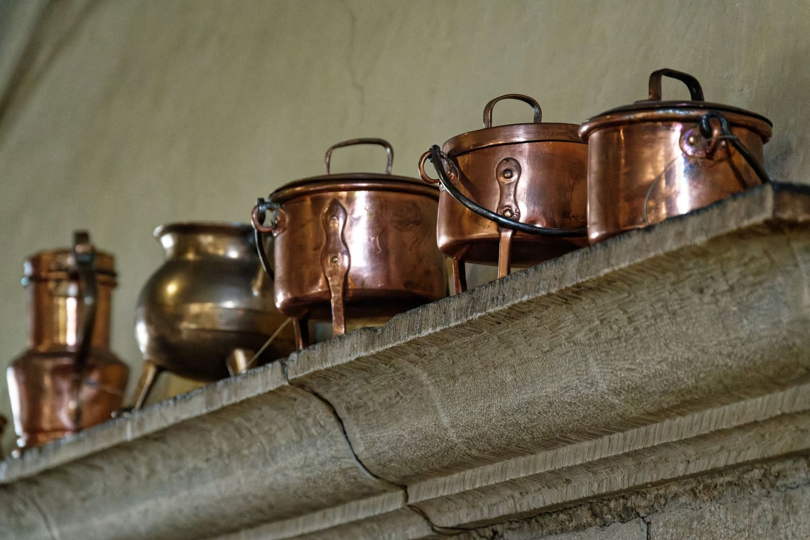 Koperen distilleerketel in een whiskeydistilleerderij, het hart van de productie van bourbon