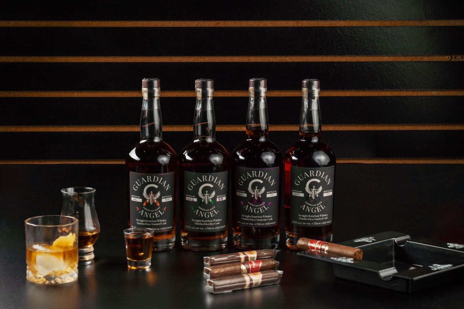 Flessen Amerikaanse bourbon whiskey op een houten bar, met warm licht en glazen op de achtergrond