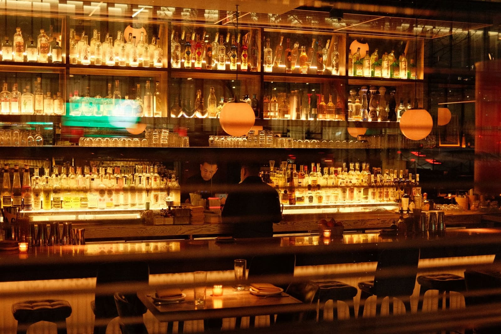 Sfeervol interieur van een klassieke cocktailbar in New York