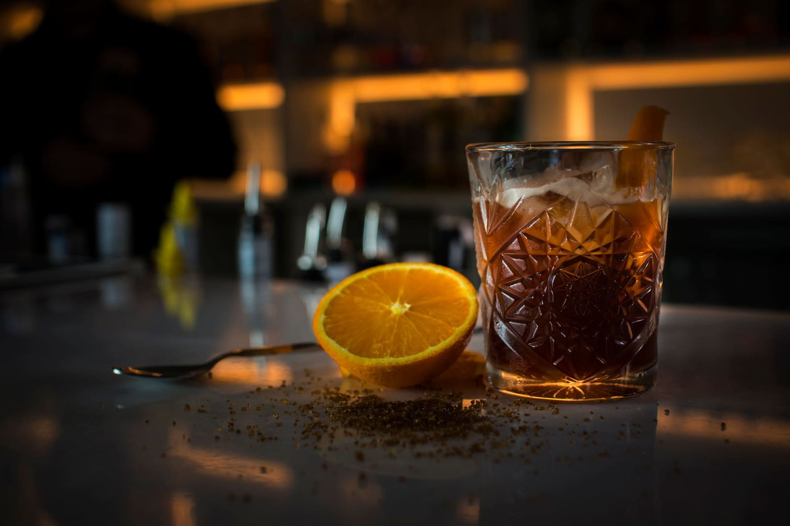 Een klassieke Negroni met sinaasappelschil geserveerd op een bar tijdens Negroni Week