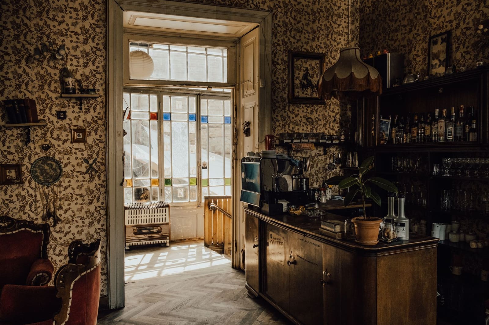 Het sfeervolle interieur van een whiskybar met houten meubels en flessen