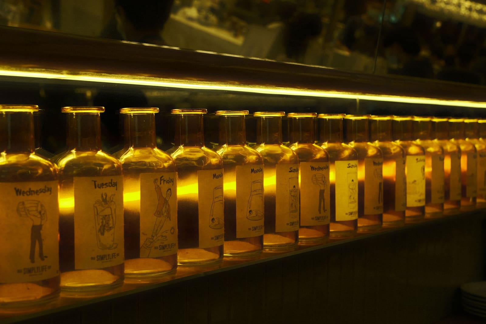 Sfeervol interieur van een whiskybar met flessen op de plank