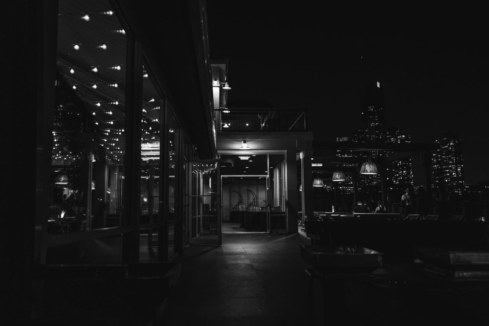 Gevel van een sfeervolle cocktailbar in een Amerikaanse stad bij avond