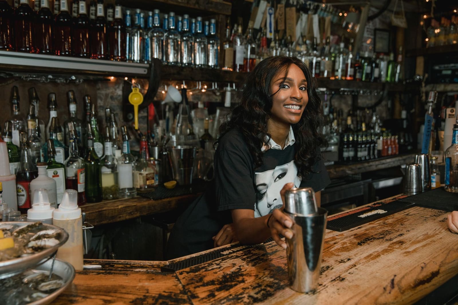 Vrouwelijke bartender mengt een cocktail achter de bar, symbool voor het eigen bareigenaarschap van Katie Renshaw