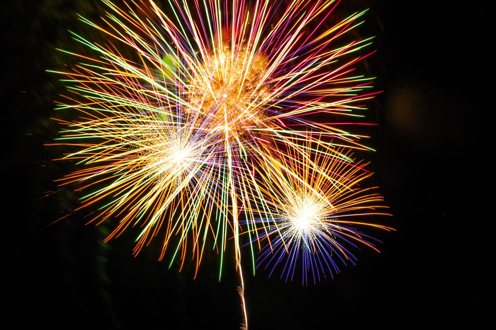 Vuurwerk en Amerikaanse vlaggen tijdens een onafhankelijkheidsdagfeest in de VS