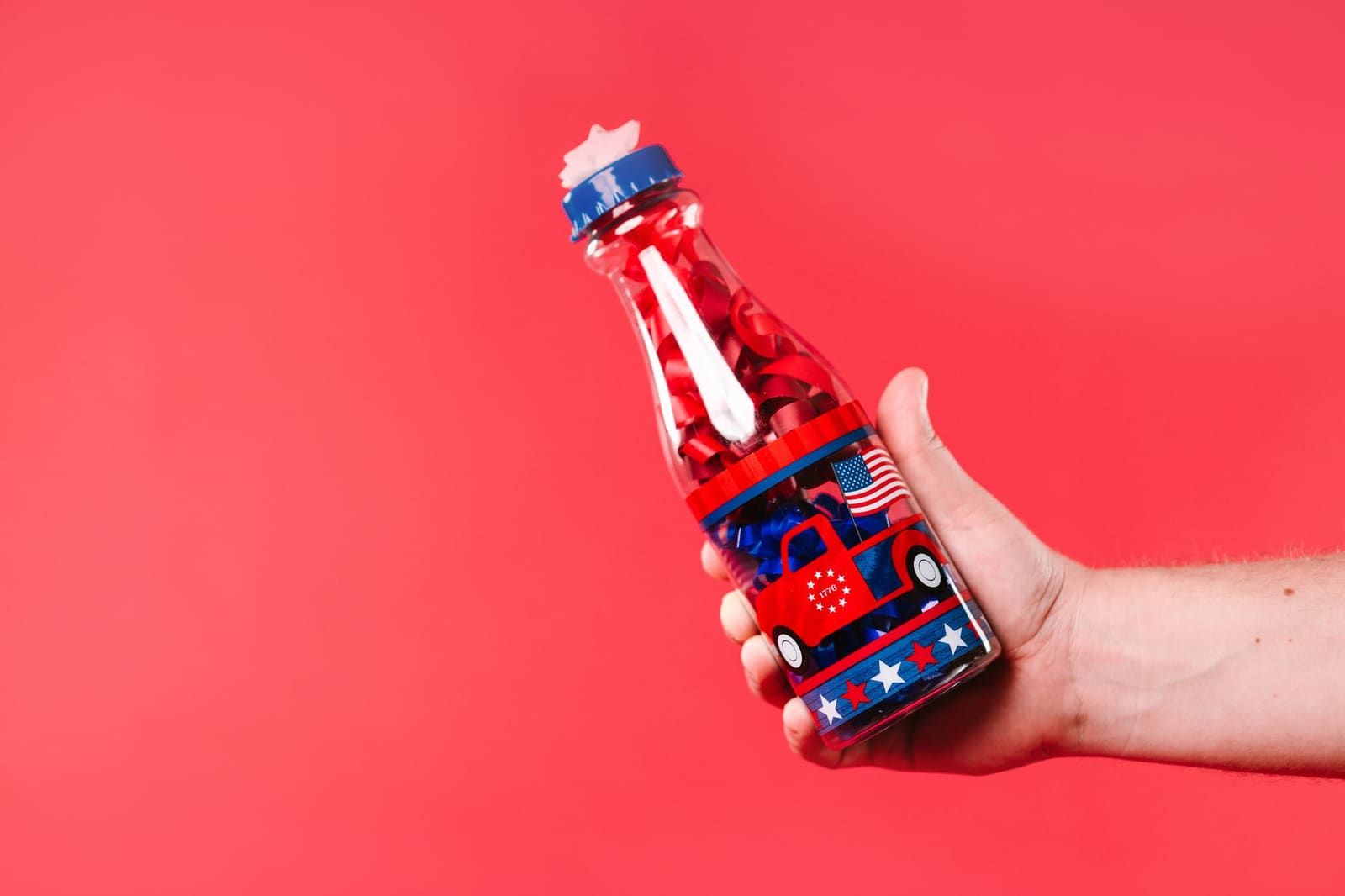 Drankfles met Amerikaanse vlag-motief op het etiket