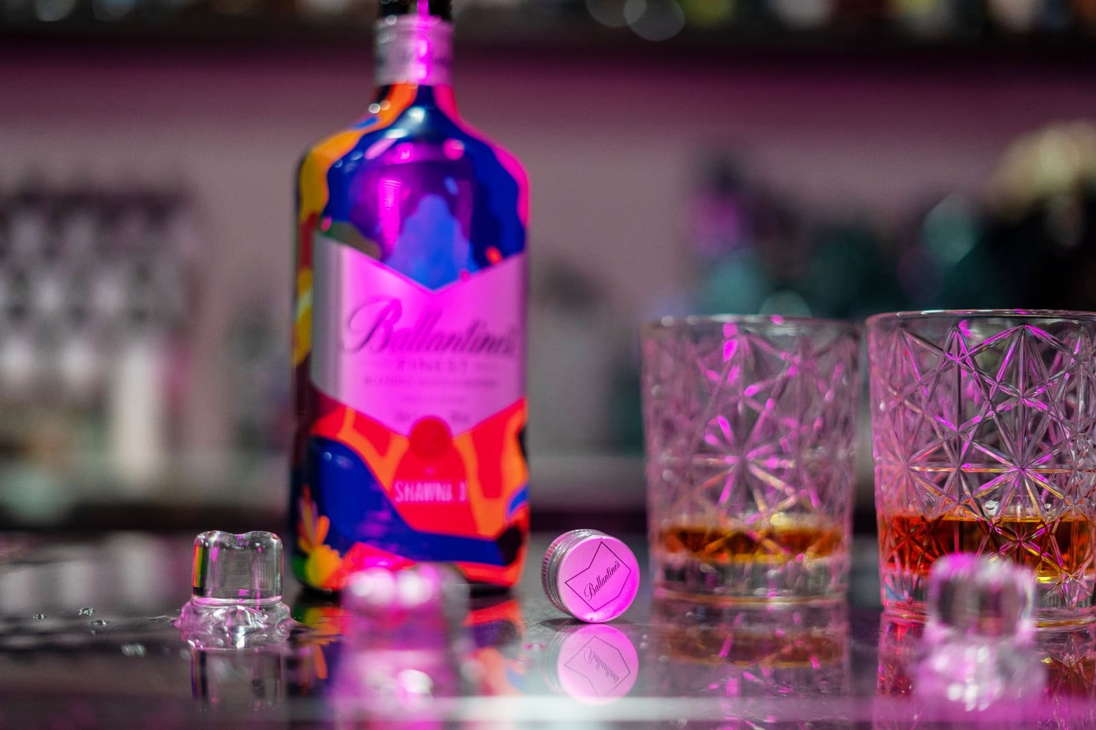 Rij whiskyflessen op een barplank