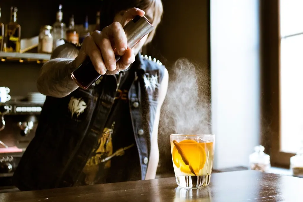 Een bartender bereidt een cocktail achter de bar