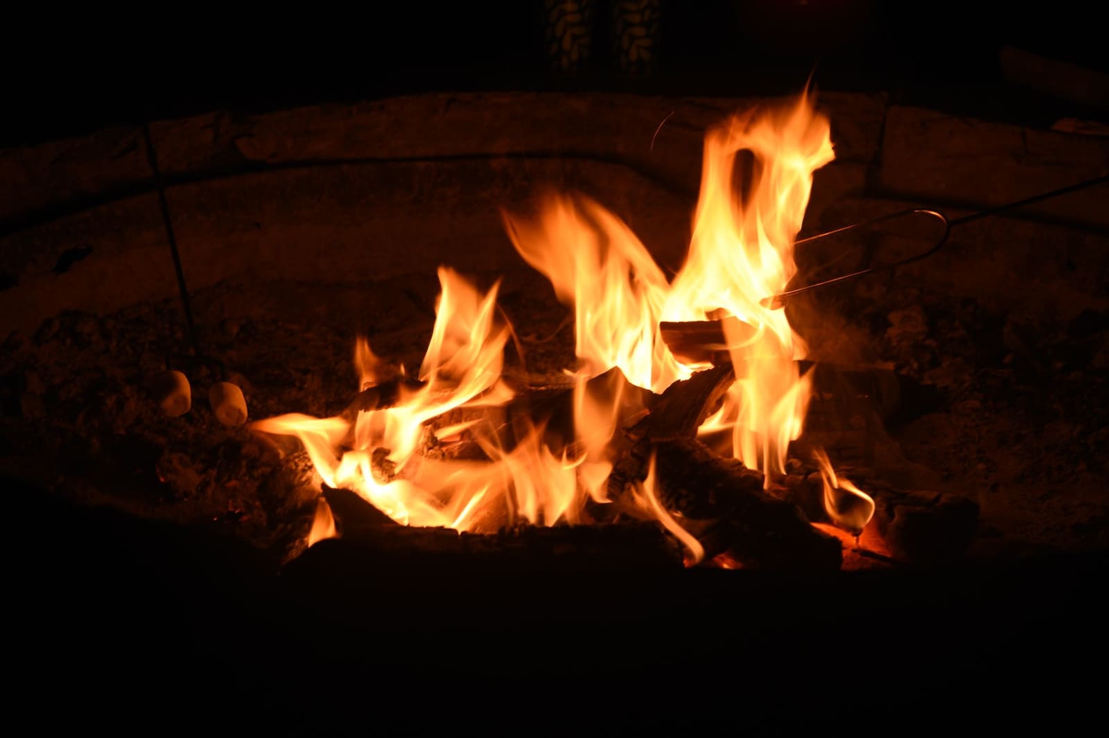 Gesmolten marshmallow dessert bij een kampvuur in de avond