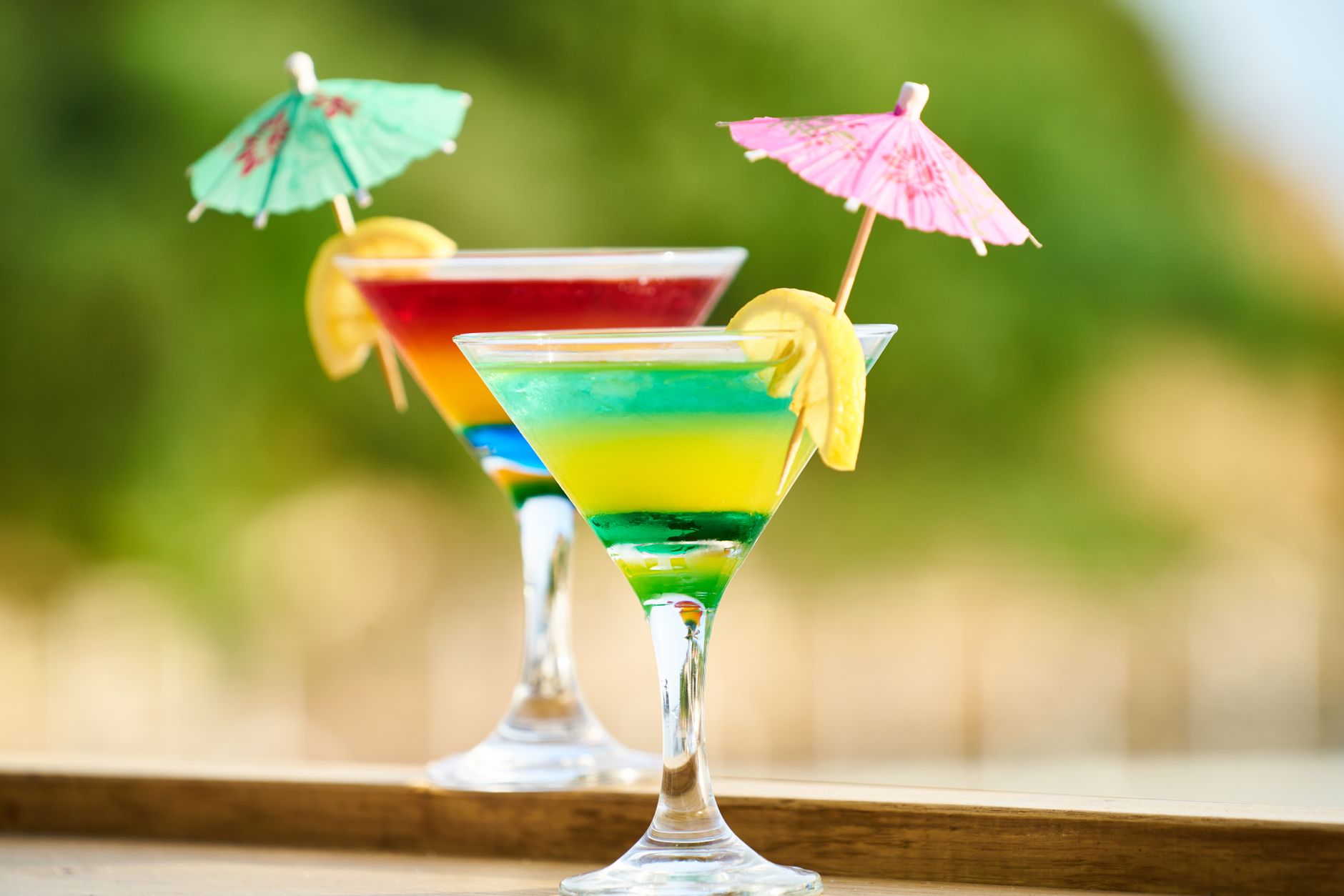 Een Mai Tai cocktail met crushed ice en munt, symbool voor de tropische cocktails van augustus