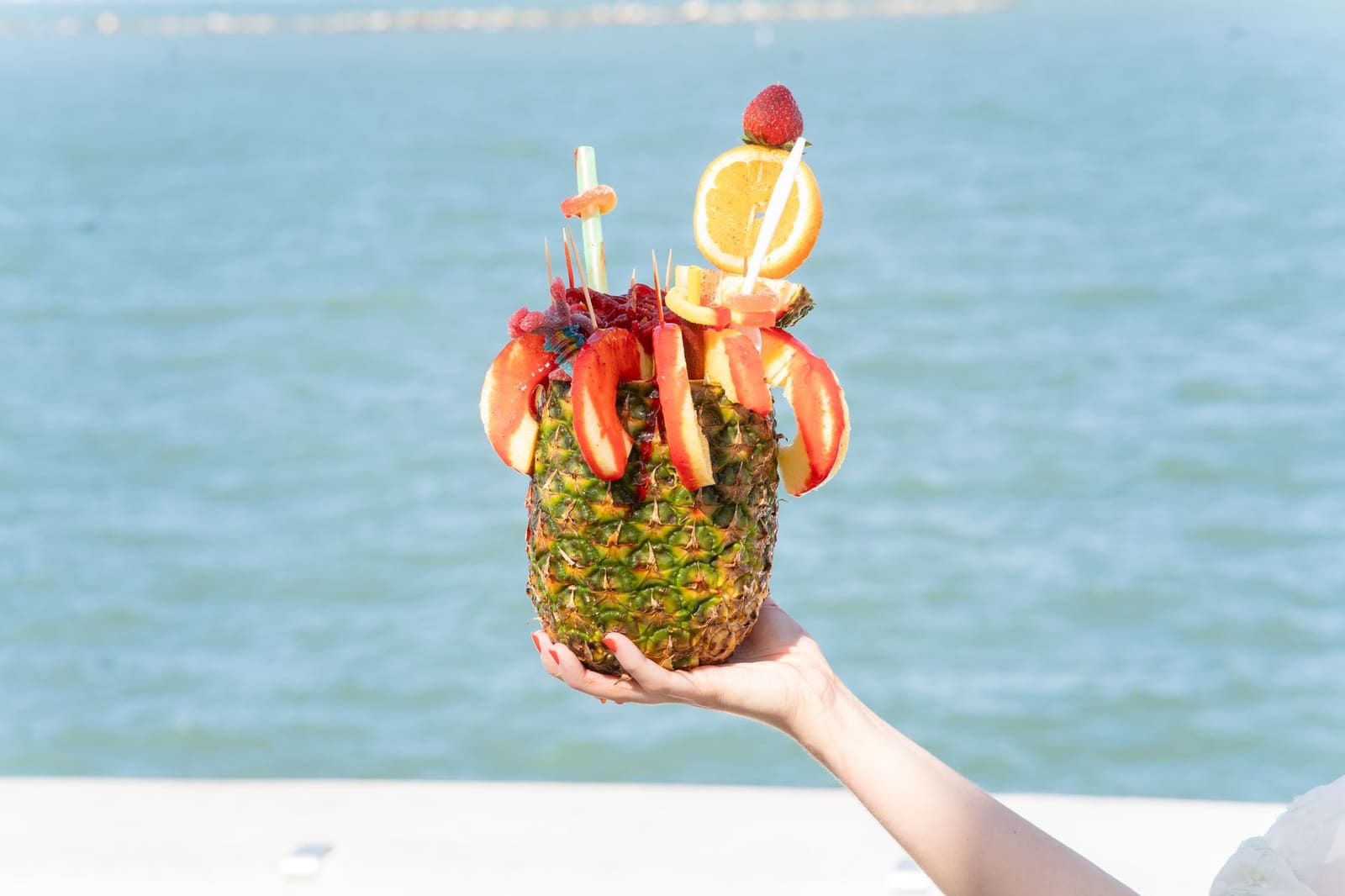 Een uitbundige tiki-cocktail versierd met fruit en een parasolletje