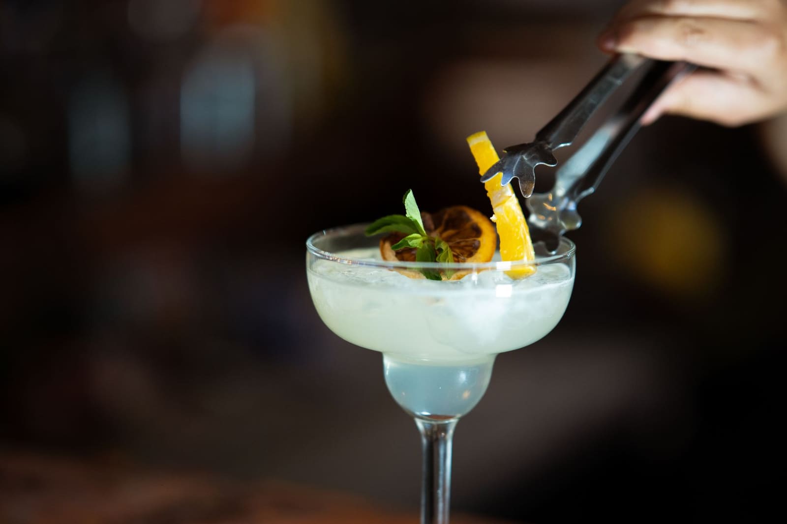 Cocktail met verse garnering van dichtbij