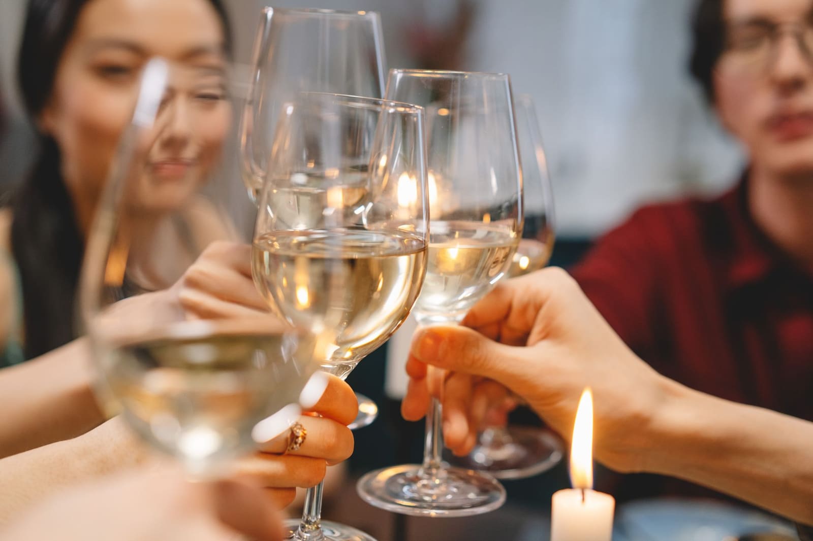 Een glas gekoelde witte wijn met druppels condens op de rand