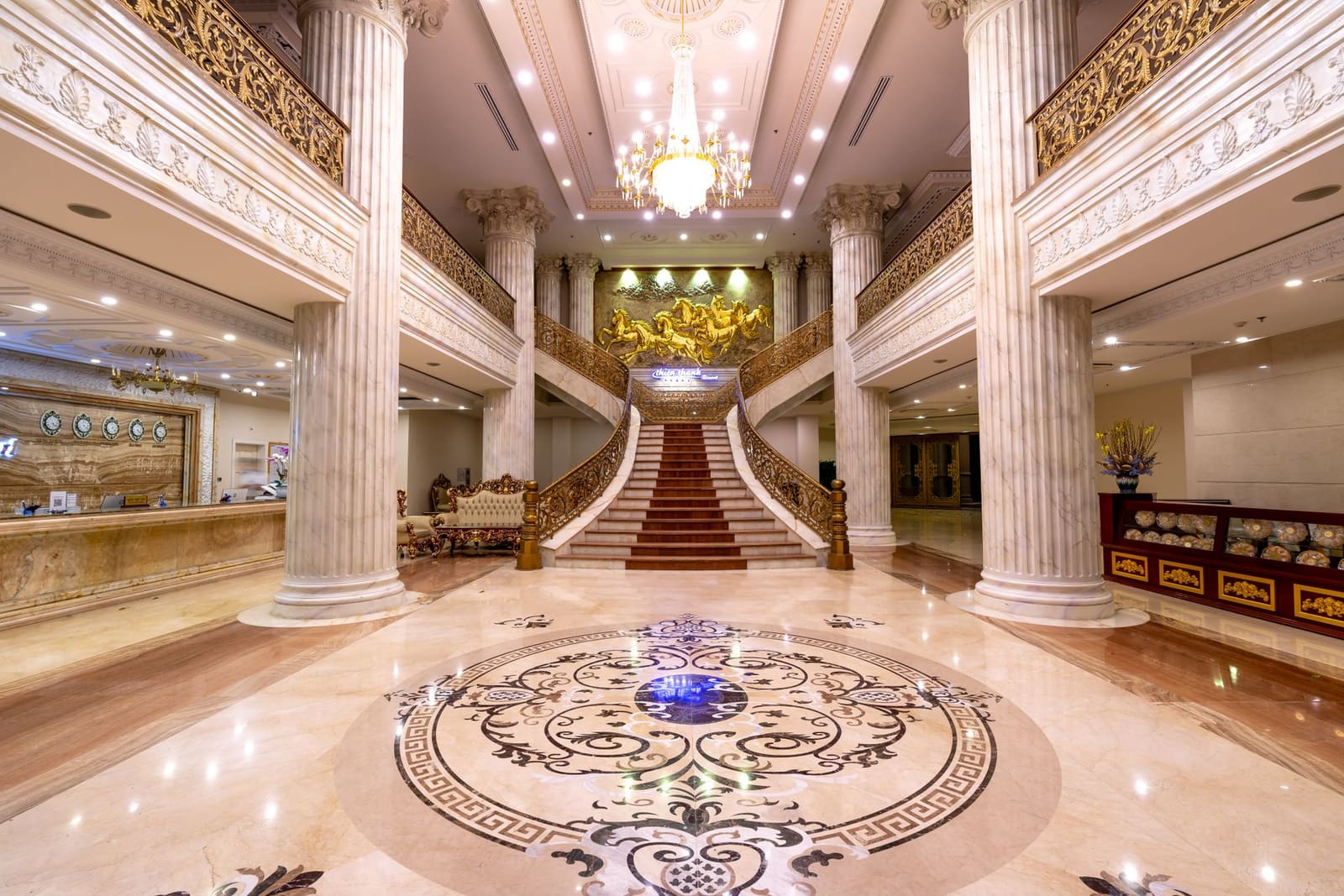 Luxueuze hotellobby met zitjes en warme verlichting in de avond