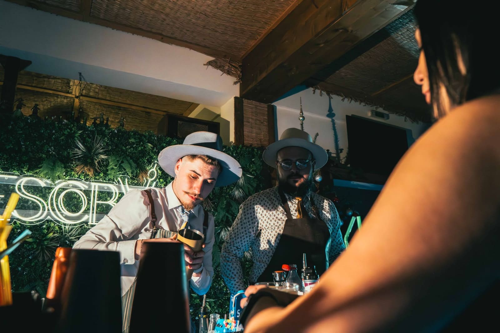 Gasten proosten tijdens de opening van een nieuwe cocktailbar