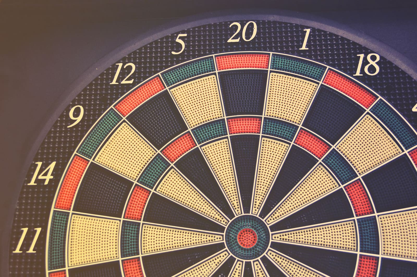 Gasten gooien darts aan de bar tijdens een drukke avond in een Britse pub