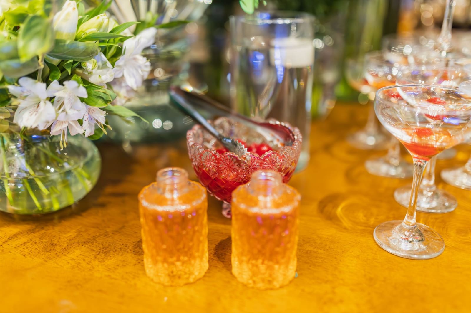 Uitzonderlijk glaswerk uitgestald op een bar, gebruikt voor uitbundige cocktailpresentaties