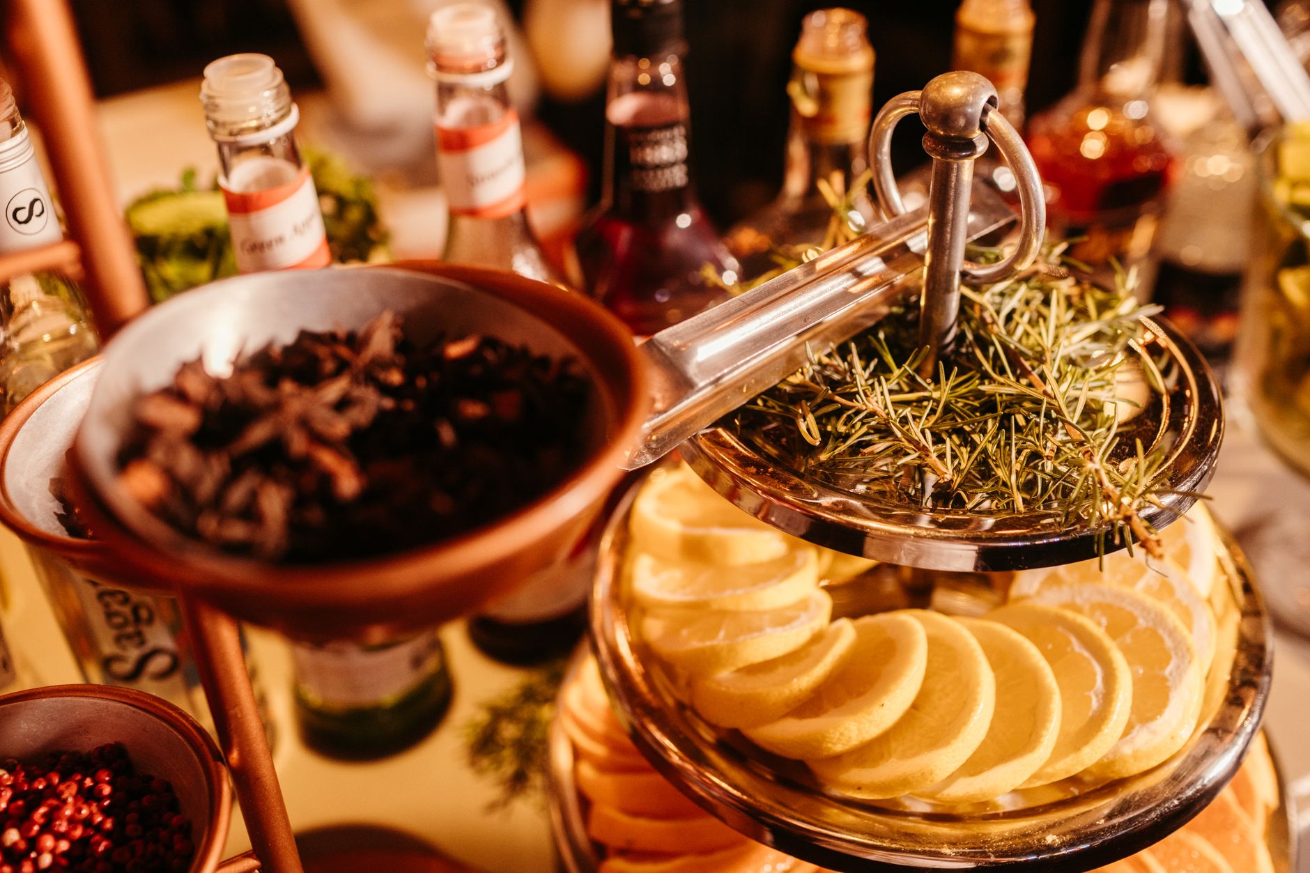 Uitbundig gegarneerde cocktail met bloemen en decoratie op een bar, voorbeeld van cocktailmaximalisme
