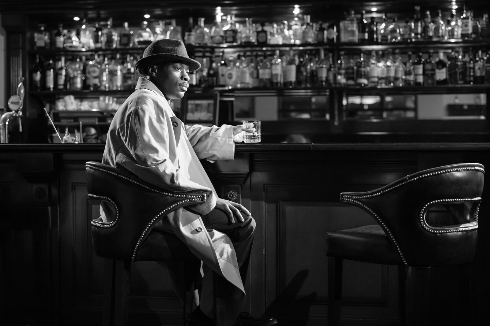 Sfeervol interieur van een Amerikaanse bar met warme verlichting