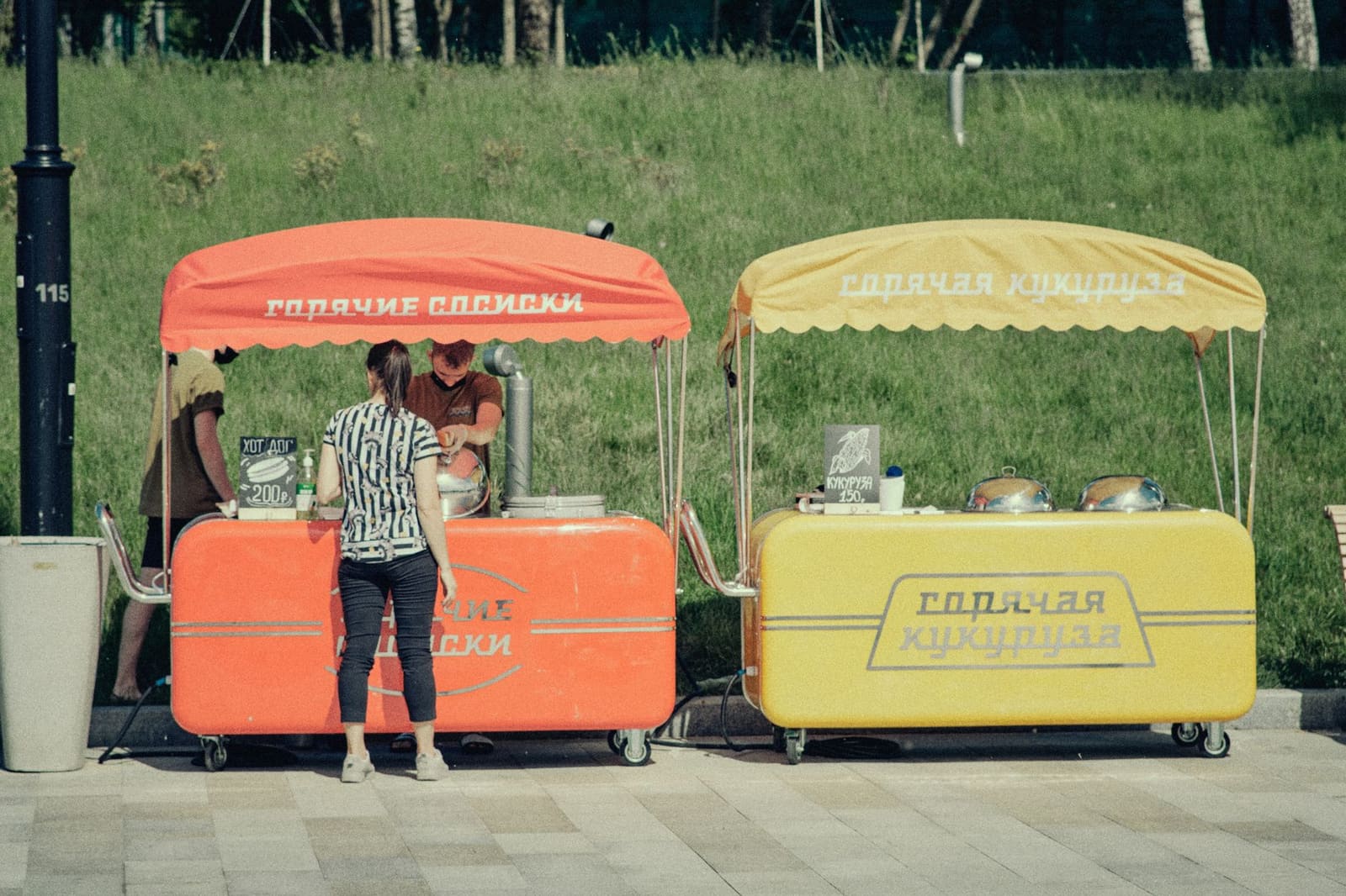 Straatverkoper met hotdogs en toppings in een drukke stad