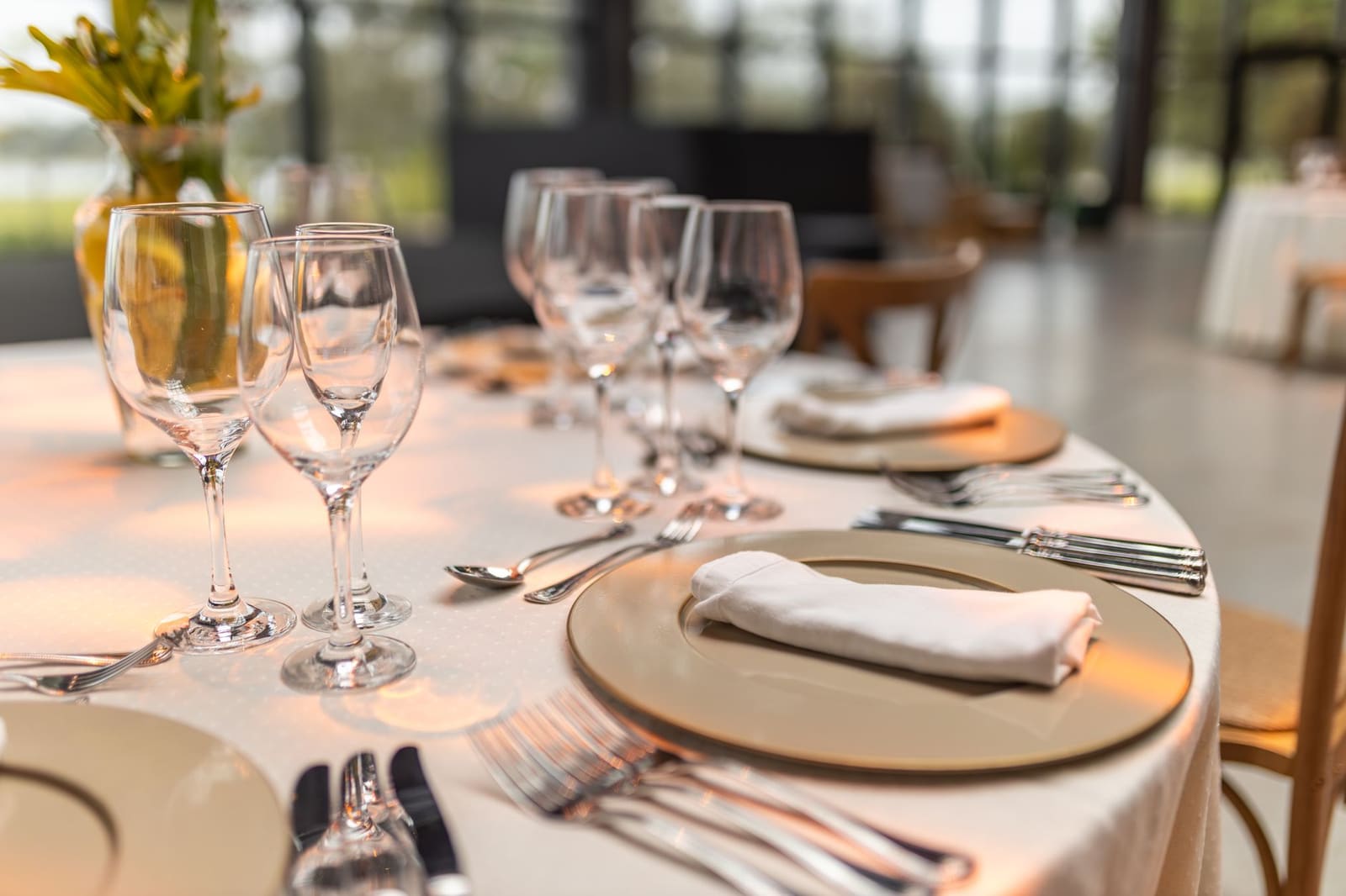 Gedekte restauranttafel met alcoholvrije drankjes en traditionele gerechten