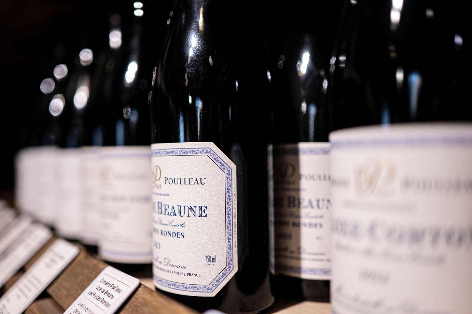 Flessen Bourgogne op een rij voor een veiling